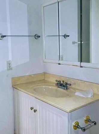 Building Photo - 218 NE 12th Ave