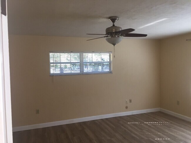 Foto del edificio - 3 Bdr 2 Ba Concrete Block Home on One Acre