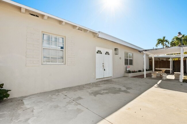 Comfortable 3-Bedroom Multifamily Home in Prime Miami Location - Comfortable 3-Bedroom Multifamily Home in Prime Miami Location