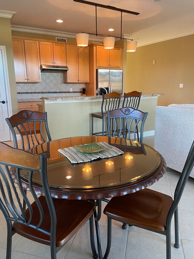 Área de comedor - 415 E Romana St