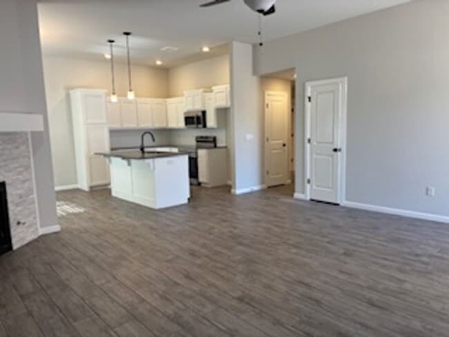 Building Photo - Beautiful New Home - First Month Free!