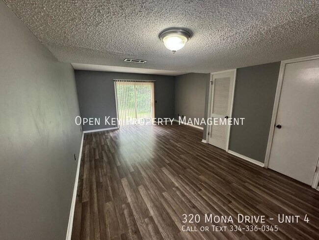 Building Photo - Charming and Updated 2/1.5 Townhome in Dot...