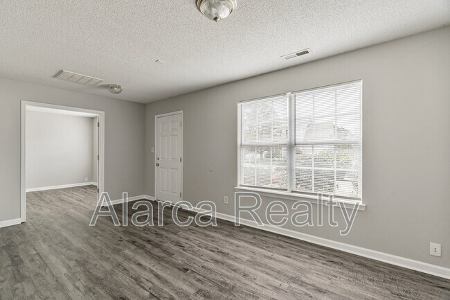 Building Photo - 105 Daventry Pl