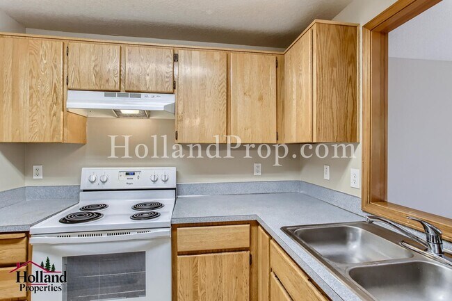 Foto del edificio - Lovely End unit of a triplex with garage