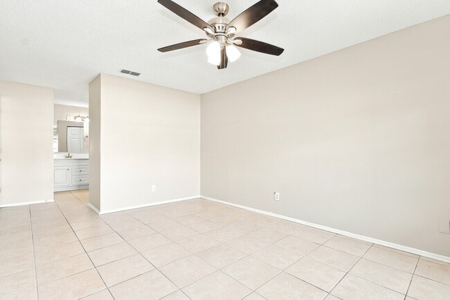 Building Photo - 948 16th Ln