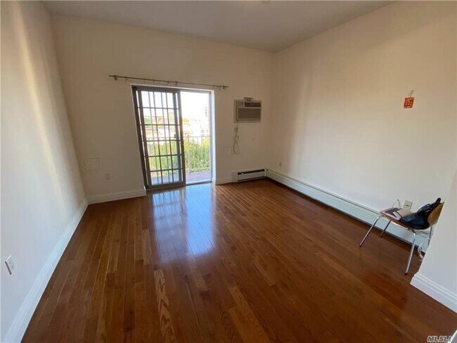 Foto del edificio - 25-25 Newtown Ave