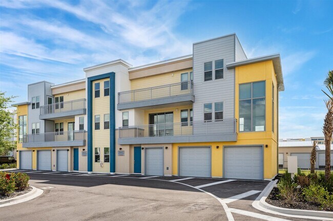 Building Photo - 8663 Ivanhoe Dr