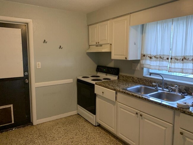 Building Photo - 1186 Sedeeva St