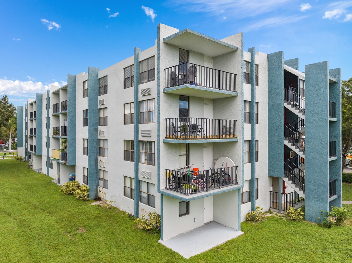 Club at Emerald Waters - 4000 N 56th Ave Hollywood, FL 33021