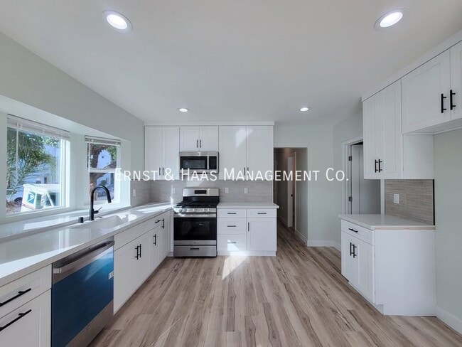 Building Photo - Luxurious 3-Bedroom, 2 Bath Apartment - St...