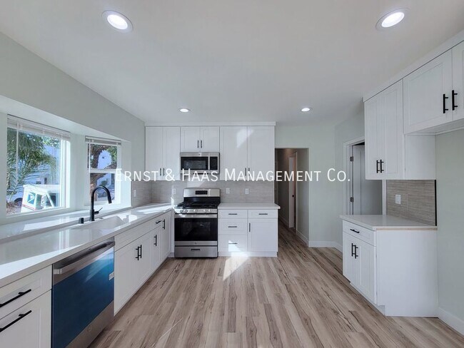 Foto del edificio - Luxurious 3-Bedroom, 2 Bath Apartment - St...