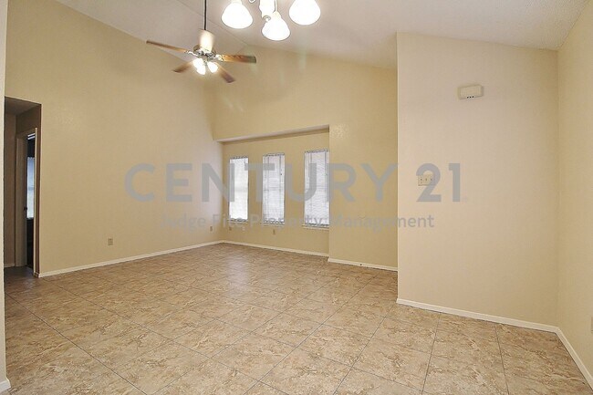 Building Photo - Lovely 2/2 Duplex in Weatherford For Rent!