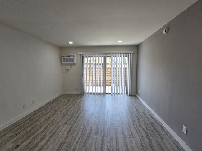 Foto del edificio - Upgraded Downstairs One Bedroom Unit in Orange