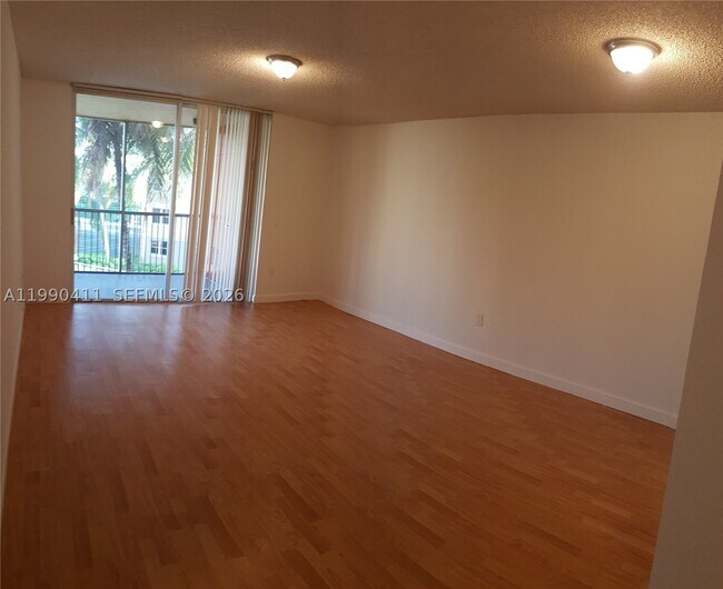 Foto del edificio - 8215 Lake Dr