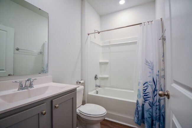 Building Photo - 3 Bedroom Home in Waterside Community of S...