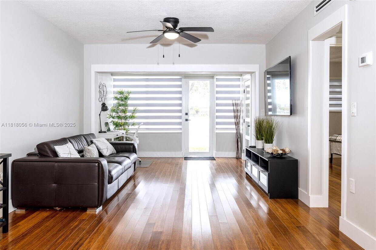 Foto principal - 270 NE 191st St