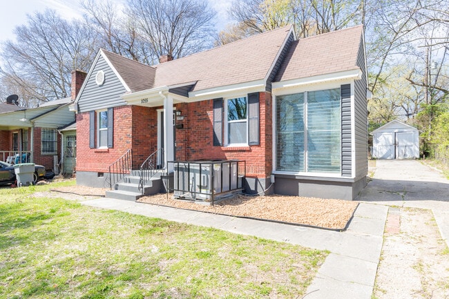 Photo - 1055 University St House