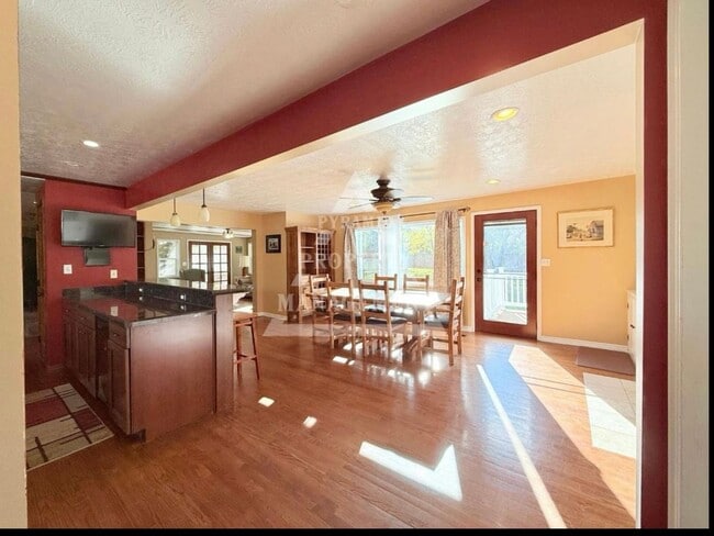 Building Photo - Beautiful Millcreek Home!