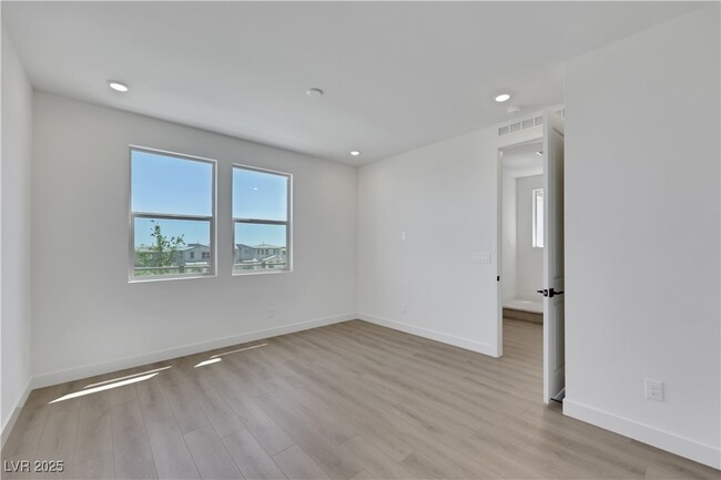 Building Photo - 1498 Bat Hawk St