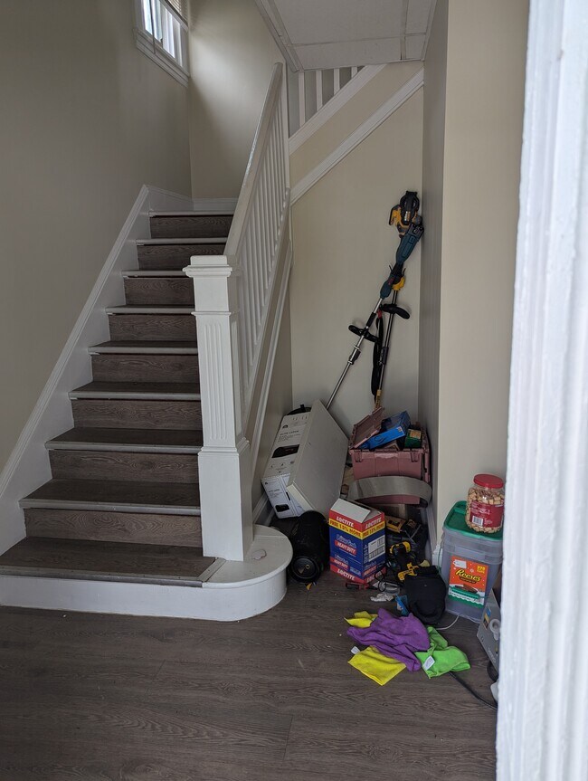 foyer - 4407 Leeds Ave
