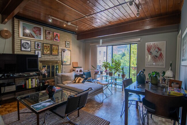 Building Photo - 4334 N Clarendon Ave