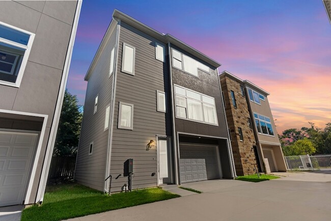 Building Photo - 4017 Ward St