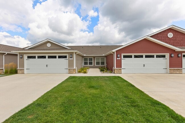 Building Photo - Redwood Vandalia