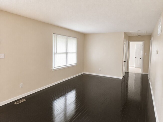 Foto del edificio - 104 Twin Oaks Dr