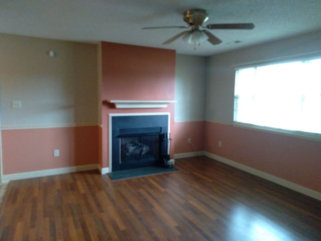 Primary Photo - Cute 3 bedroom, 2 bath house with garage a...