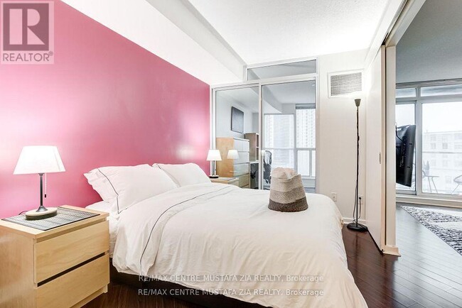 Building Photo - 208 Queens Quay W