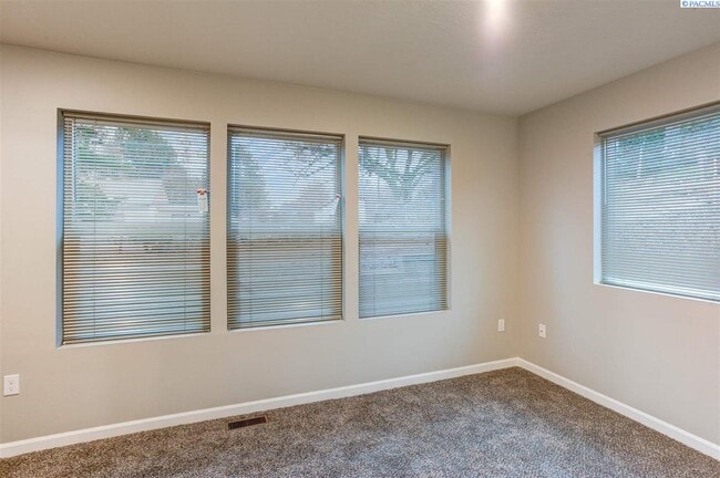 Building Photo - 3bdr/2.5 ba with garage, Low maintenance!