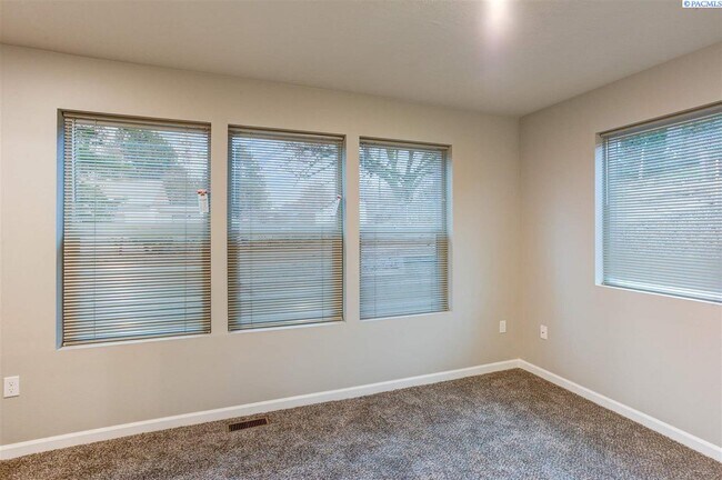 Foto del edificio - 3bdr/2.5 ba with garage, Low maintenance!