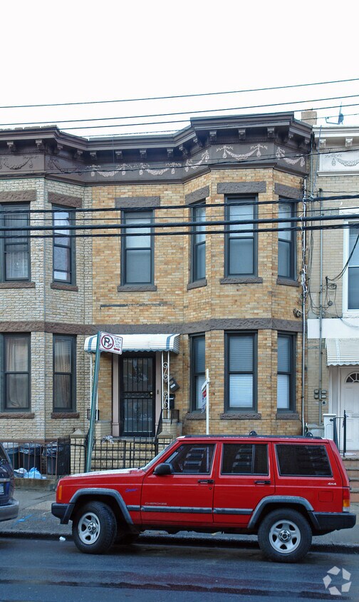 Primary Photo - 31-78 Crescent St