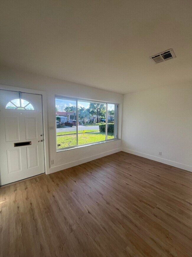 Foto del edificio - 640 NE 23rd Ct