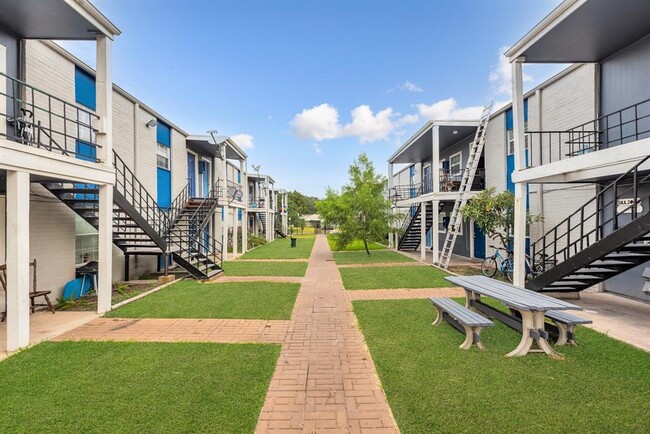 Foto del edificio - 1800 N Wayside Dr