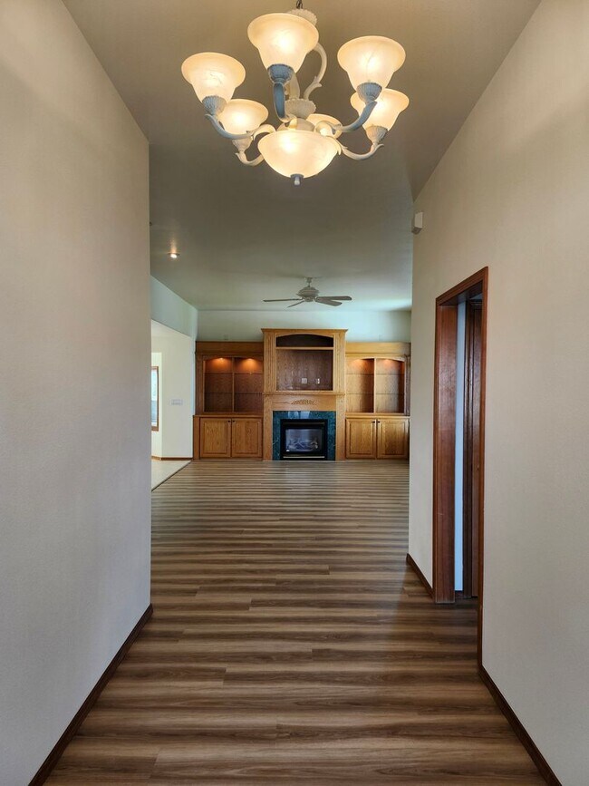 Building Photo - New Listing in a Beautiful Location in a Golf Community