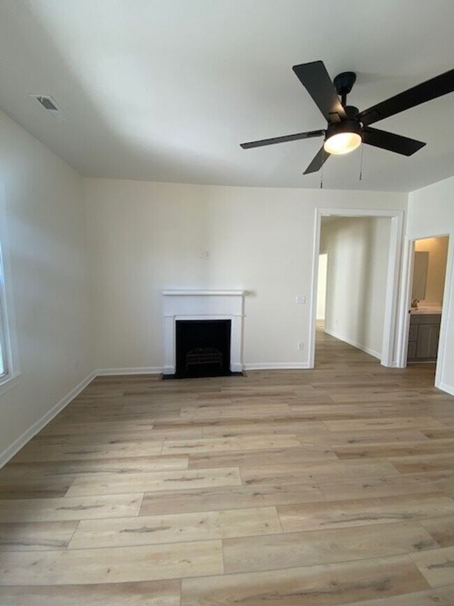 Foto del edificio - Welcome to this newly remodeled 4-bedroom, 2-bathroom house in the desirable location of Wilmingt...