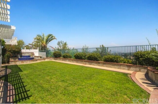 El césped ha sido reemplazado por losas, que son hermosas y requieren poco mantenimiento. - 2558 Carlton Pl