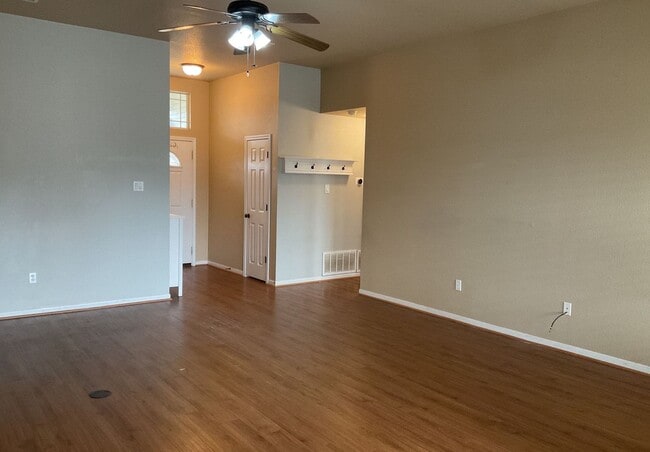 Building Photo - AMAZING RENT SPECIAL WITH IMMEDIATE MOVE IN - SECTION 8 ACCEPTED!