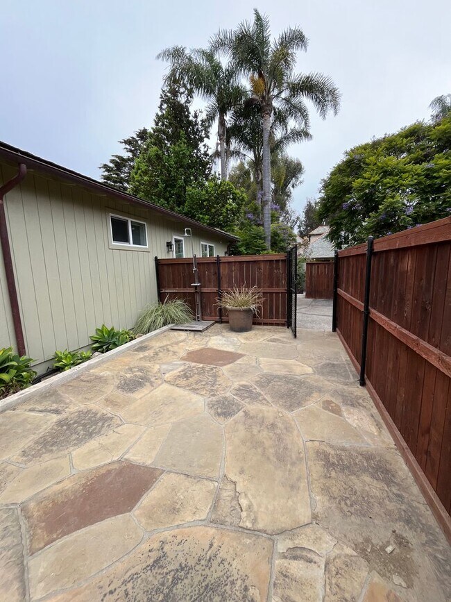 Building Photo - Beachy Montecito Cottage