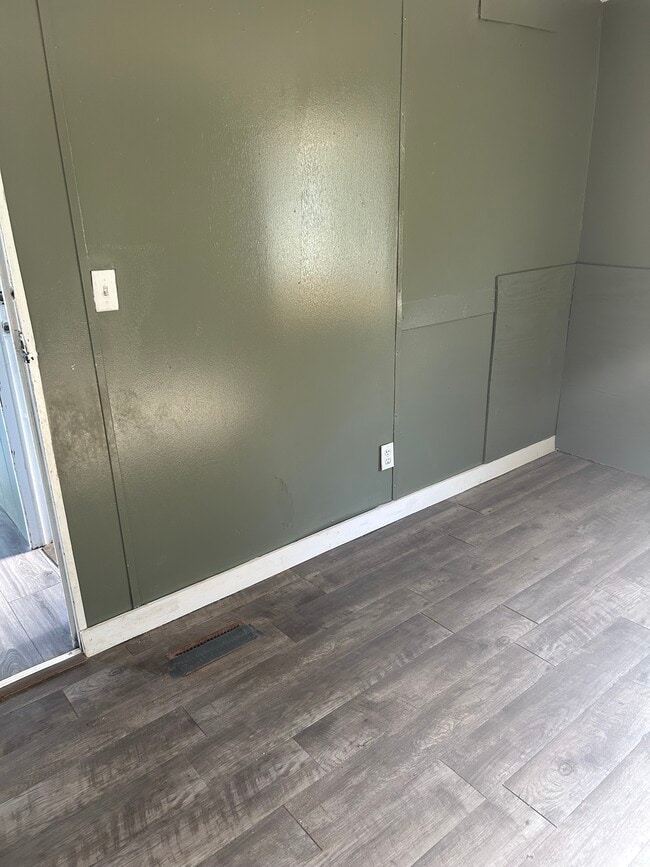 Building Photo - Earls Lot #15