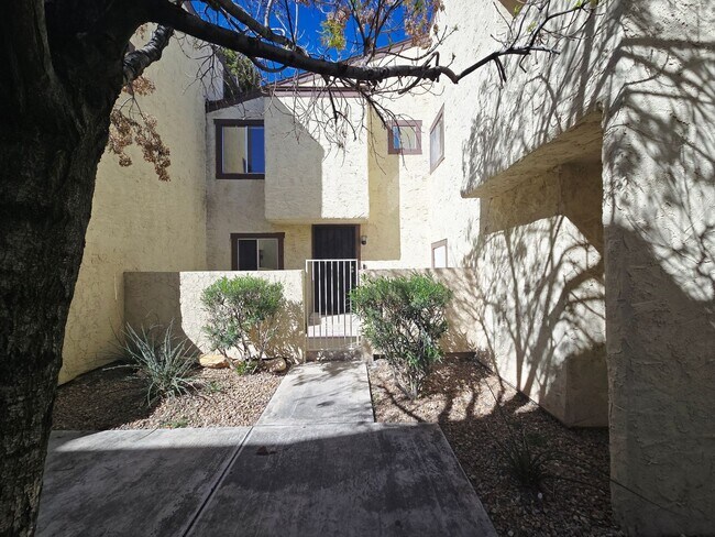 Foto del edificio - Fully Furnished 2-Bedroom Townhouse Near the Strip, UNLV & Airport