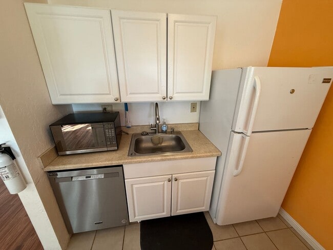 Building Photo - Beautiful 2 Bedroom in the Gated Makaha Valley Plantation.
