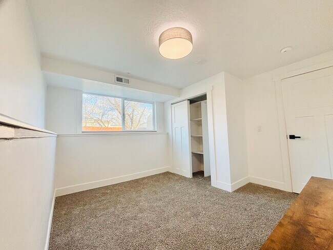 Habitación #1 sin amueblar - 4459 S Butterfield St