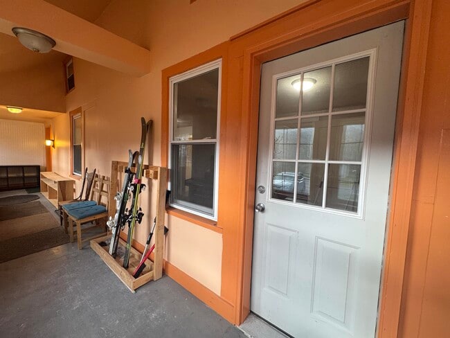 Building Photo - 10 Meadow St