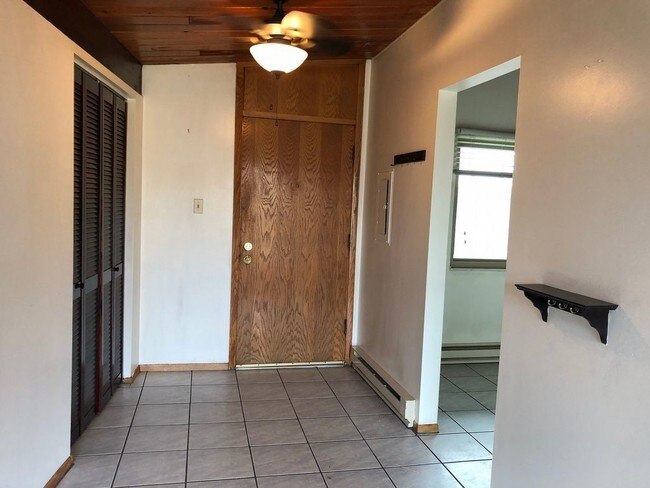 Building Photo - Wonderful 2 Bedroom 1 Bath Lansing Condo