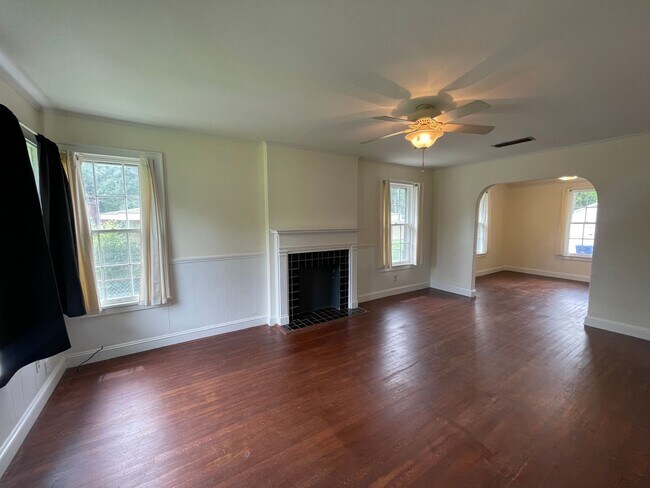 Foto del edificio - Cozy Home Located In Broadmoor
