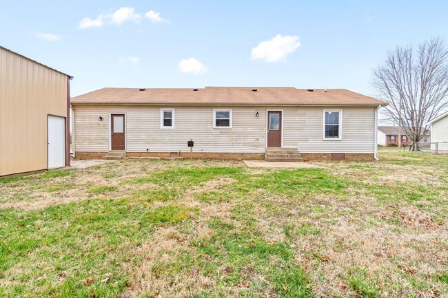 Building Photo - Nice home located next to Fort Campbell