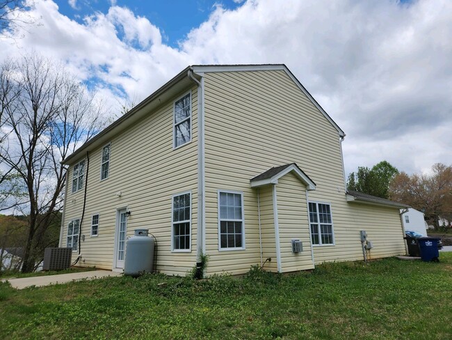 Building Photo - Recently Renovated!!Beautiful 4BR home.
