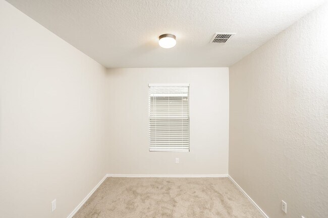 Foto del edificio - 467 Walnut Crest